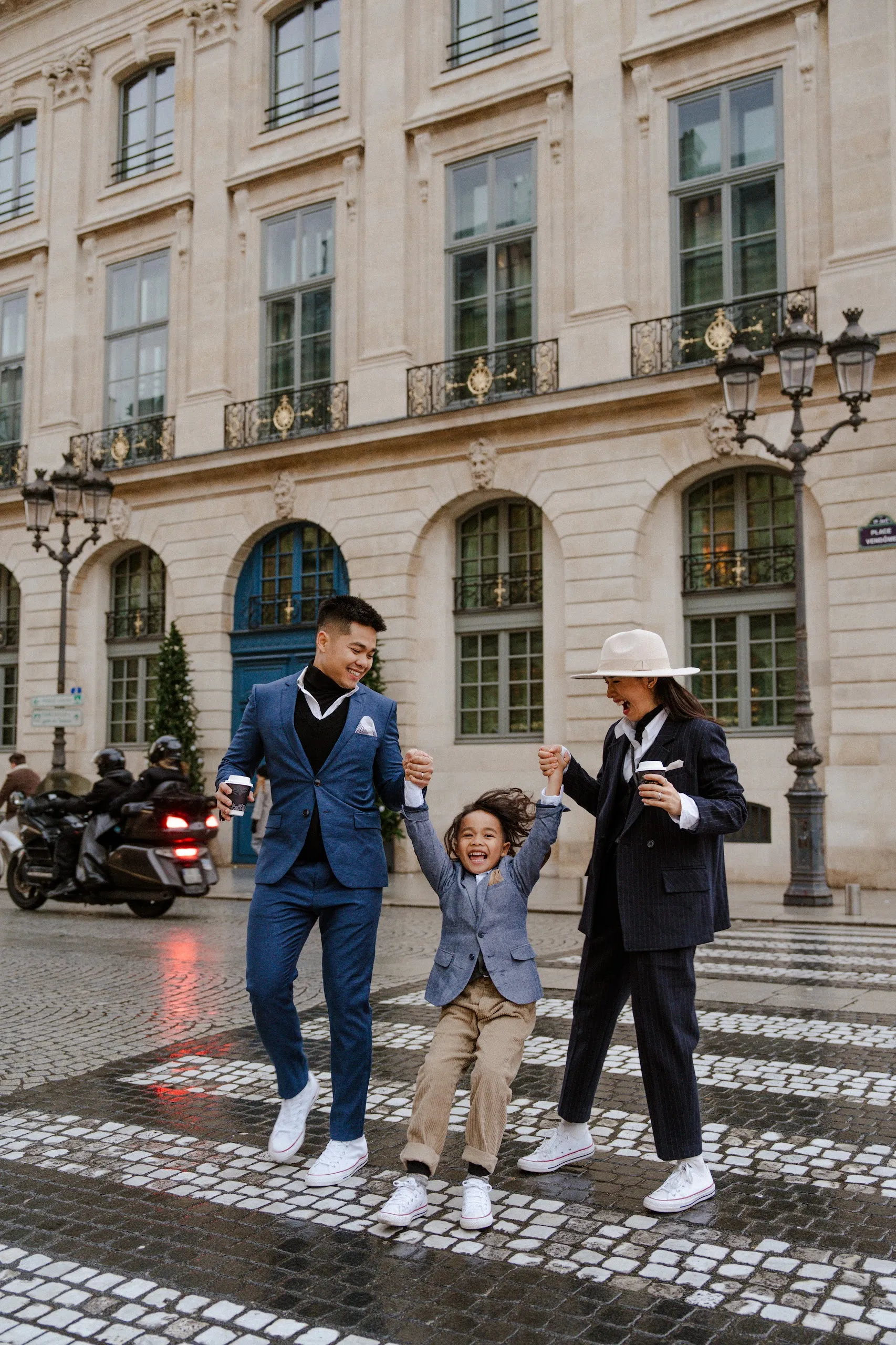 ?nh tham kh?o Lukas Paris